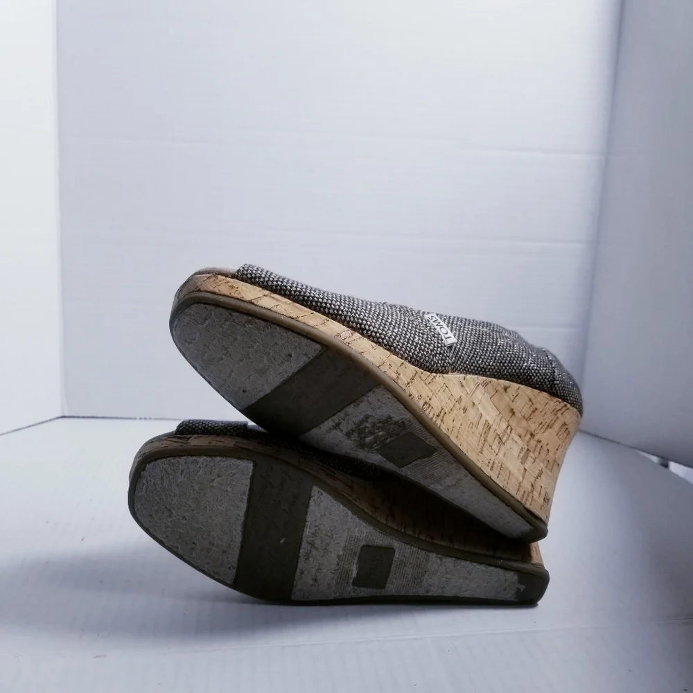 TOMS OPEN TOE WEDGE SIZE 8